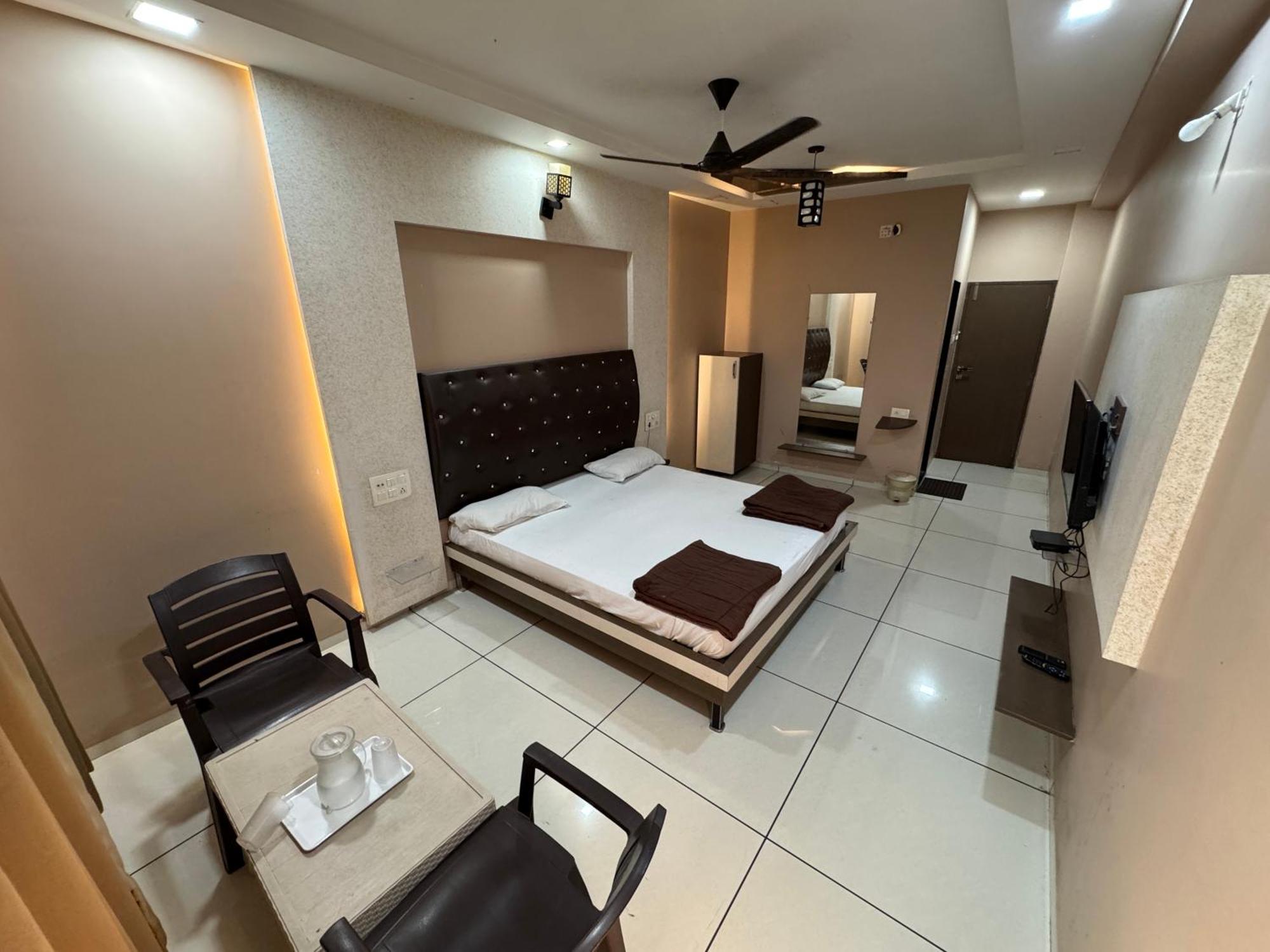 Hotel Bluediamond Bardoli Exterior foto